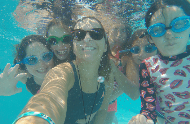 Niñas Nadando Lago Campamento Verano Eeuu